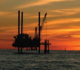 过去两周发布的一系列第二季度业绩报告显示，石油行业的利润大幅增长，一些公司的利润较上年同期增长了一倍或两倍。不过，尽管这些公司现金充裕，但该行业仍未恢复2014年市场低迷前的高支出水平。