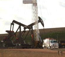 原油市场多头强劲。市场预期OPEC延长减产的消息提振油价大幅反弹，不过美国产量上升抑制了涨势，短线操作上逢反弹做多