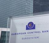 这种情况下，加息或暂停将是概率相当的决定。我仍然认为，在2025年底实现2%的通胀...