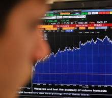 现外围美股持续走强给港股正面牵引，同时A股市场投资气氛回温给港反弹注入信心，不过美股非农数据强劲或令美联储加息概率翻倍，加之面临年底流动性面临挑战，且内地周末公布11月中国CPI及PPI升幅低过市场预期