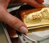 上周四，现货黄金价格反弹，收复上日跌势，因美元指数在连续六个交易日收阳后，存在回调需求。金价前一交易日大涨近1.2%。不过美国经济数据良好以及美联储决策者的鹰...