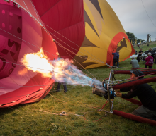 外围美股两大股指上涨利好港股，市场进入下周美联储货币议会前的缄默期，但随着美联储新主席的公布来临，美股市场依旧存在风险；不过早间内地经济数据表现亮眼，综合来看，料恒指后市短线将走强 ，建议高抛低吸