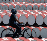 由于中美贸易摩擦有重燃的迹象，美油自69.5美元附近出现了快速回落。尽管短时间承压，但是随着委内瑞拉局势恶化以及伊朗核协议裁定日的临近...