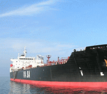 近期如若没有地缘政治因素或其他突发性供应中断干扰，那么美原油增产及下游需求疲弱的交易逻辑便可基本确立，整体来说本周油价还将向下整理的概率较大。操作上，逢高沽空