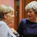 英国首相难解“脱欧”死结；