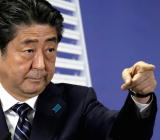 对于日本首相安倍晋三(Shinzo Abe)来说，2019年是坎坷的一年，而明年看起来也并不轻松。