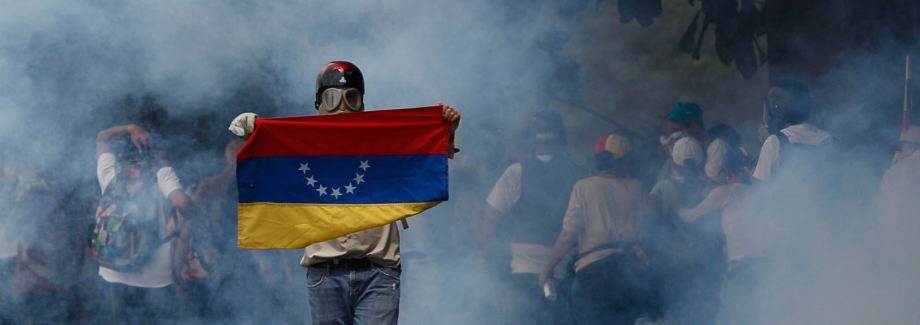 委内瑞拉国家石油公司（Petroleo De Venezuela S.A.，简称PDVSA）成立于1975年8月30日，是委内瑞拉最大的国有企业，也是整个拉丁美洲最大的企业。PDVSA已完全取代西方大公司，独立操作石油工业上、下游业务及贸易，成为在世界石油领域颇具影响的优秀企业，在2002年底石油工业爆发大罢工前的几年时间里，PDVSA主要业绩指标在《国际石油周刊》国际大型石油公司评比表上一直位居前四位