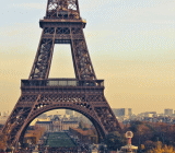 政府支出规模庞大是法国经济面临的一大风险。多年来，法国扩大政府职能，增加政府支出，造成债务水平居高不下，威胁到财政的可持续性