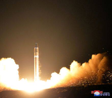 继朝鲜发射另外一枚洲际导弹后，美国国务卿表示为制裁朝鲜可能会对其实行海上封锁。朝鲜听闻后，警告美国这样做会进一步促进朝核战争的爆发