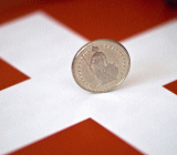 周一晚间，外媒传周一，中美贸易利好消息等众多因素的影响，油价大涨，脱离1年多以来的低位。美原油周一收盘涨幅近4%，布伦特原油收涨近3%。原油上涨受多重因素的影响，上周末中国...沙特和俄罗斯关于减产的消息，油价冲高回落。随后，伊朗官员表示，可能还会有更多小国家退出欧佩克，油价回吐日内部分涨幅。据外媒报道，俄罗斯称其...