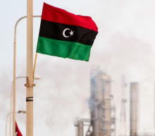 在石油设施警卫队的人员关闭了西部的关键油田后，利比亚的石油出口已经急剧减少，而据悉东部港口因恶劣天气将维持逾一周的关闭状态...