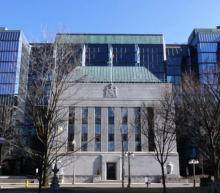 这意味着将其隔夜利率保持在0.25％，重申将有可能将其维持多年，并承诺继续购买政府债券。该银行于上午10点在渥太华发布其利率设定和货币政策报告。州长蒂夫·麦克...