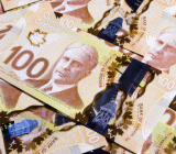 欧市盘中，美元兑加元维持震荡走低之势，跌破1.24关口，刷新2017年9月27日以来低点1.2338，现略微回升交投于1.2343一线。美元兑加元已连跌三日...