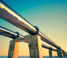 美国原油产能意外减少的利好继续发酵，同时贝克休斯油服数据显示，美国石油活跃钻井数连续第三周持平于747座；这些利好减缓了市场对于美国原油产能增长的担忧，油价得以继续碎步上行