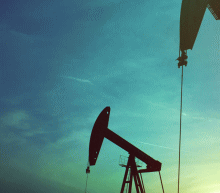 昨日行情出现 V 形反转，短期内整理结束，早间公布的 API 数据连续下降，对行情构筑支撑；日内重点关注晚间的 EIA 数据，如果持续减少的话，操作上以低多为主