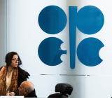 据美国彭博新闻社3月2日伦敦/科威特城报道，主要由于科威特油田维修以及委内瑞拉产量持续下降，2月份来自欧佩克成员国的原油产量跌到了10个月来的低点