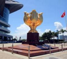 美联储晚间如市场预期公布加息，同时上调今明两年的美国经济增长预测至2.7%及2.4%，会后主席鲍威尔提及今年将再加息两次，但美元指数未有因此而回升，三大股指亦在公布议息结果...