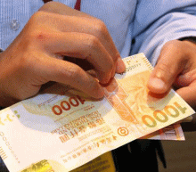 外围美股股指齐飞，A股临近午盘三大股指也集体翻红，市场多头信心料将得以巩固，惟恒指已上试高位后回调，后市仍有机会上试28800的高位甚至更高，操作上，逢低做多