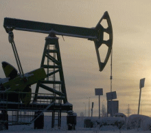 美国石油活跃钻井数减少带来的提振效果仍在发酵，同时减产行动也在继续降低着全球原油库存，这显著提升原油多头信心；凌晨公布的 API 数据超预期减少，带动尾盘出现快速的上涨行情，日线收线大阳线