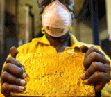 周二，现货黄金冲高回落，特朗普任命Richard Clarida担任美联储副主席，其立场中性偏鹰；此外，特朗普推迟了出台对俄罗斯追加制裁措施，也缓和了避...