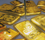 8月2日亚市盘中，黄金在1264.1美元/盎司和1270.9美元/盎司之间高位宽幅震荡，目前在1265.6美元/盎司附近徘徊。黄金总体上涨趋势，但多头震荡选择方向