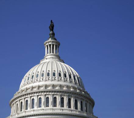 共和党税改方面再传好消息，美元和美股携手强劲扬升，COMEX金价徘徊于三周半低位