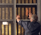 道明证券大宗商品策略主管Bart Melek周一在报告中指出：“黄金当前交投在1320美元附近，与此同时，美债收益率接近2.9%，美元指数持于...