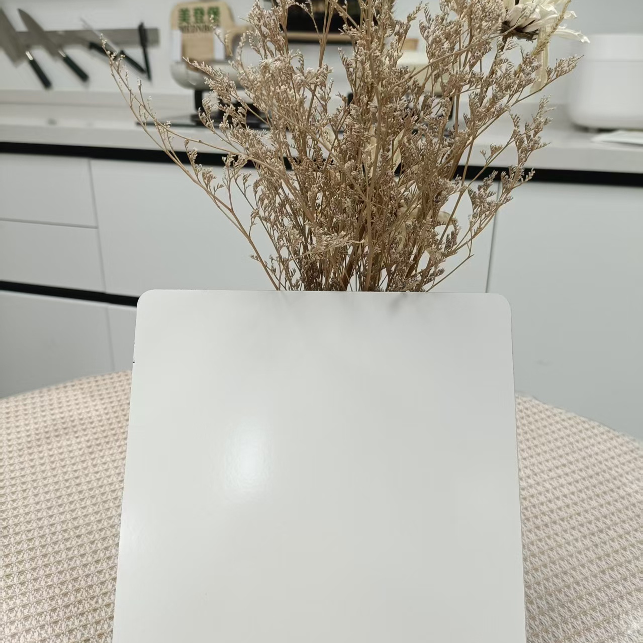 珐琅板：厨房革命的防油神器与家居美学新宠