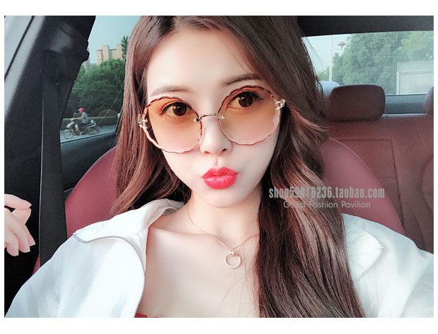 Jiang Shuying với những bông hoa không khung cắt tỉa kính râm màu thời trang phim biển màu đồng bằng kính kính cartier