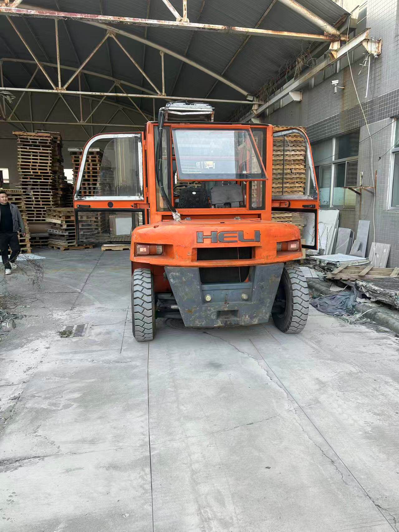 4月8日南京(委托)-资产处置名下叉车一台,5吨,车况板正1000小时,带空调,驾驶室,发动机状态优秀,正常使用网络拍卖公告