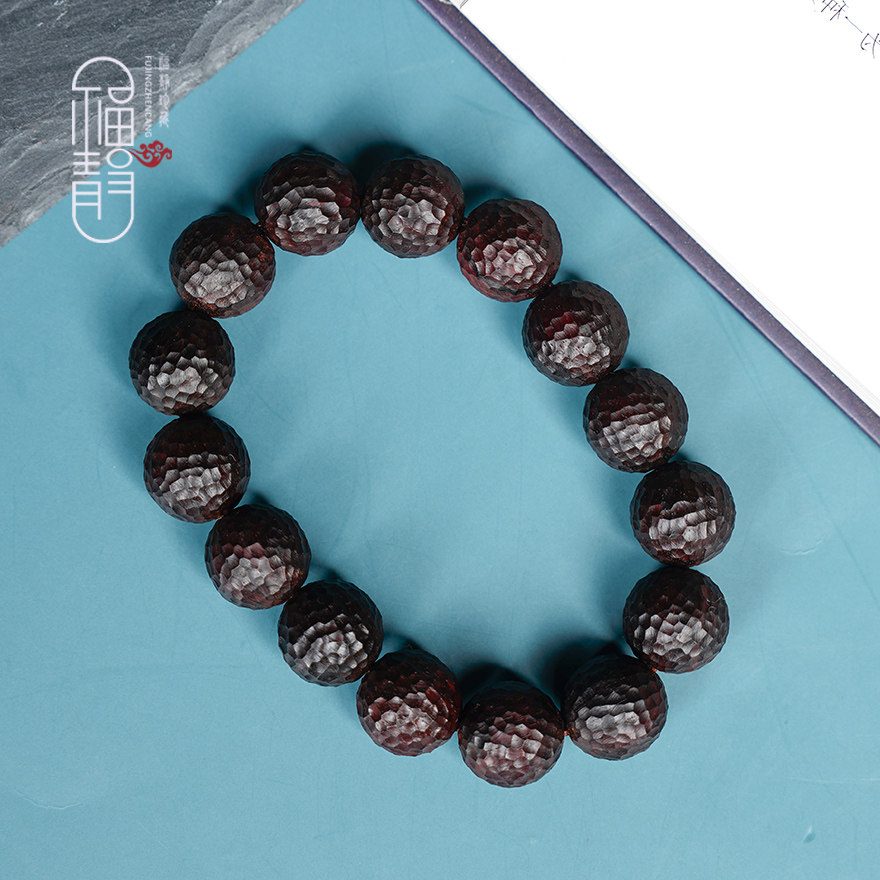 Small leaf red sandalwood bracelet hand-knife hammer pattern 15mm 15 round beads old material Venus sandalwood Buddha bead hand chisel
