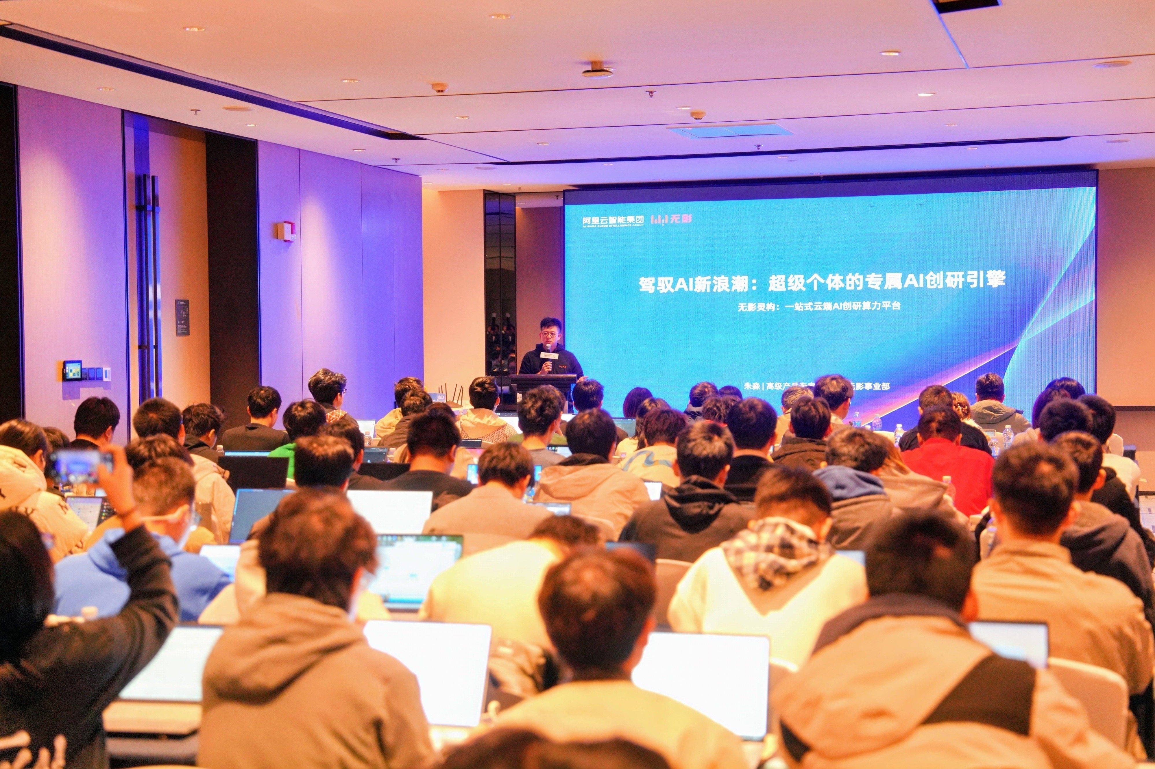 在华五高校打造标杆学习活动，树立 “AI+X” 跨学科实践案例（如AI+设计、AI+大文科），推动云原生AI教育生态建设