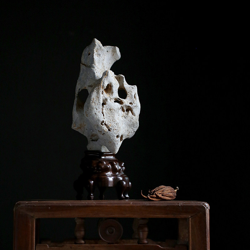 Jing Chi Qing offering desk elegant stone Natural Taihu stone appreciation stone Su Gong ebony base