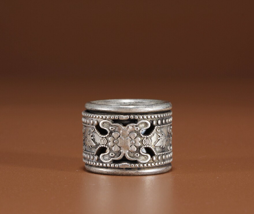 Bronze Wrench with Flower Pattern Turning Heart, Wenwan Accessories Ruiping A2633