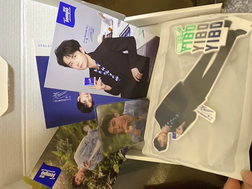 Периферийная открытка Wang Yibo Debao 3 ➕ 1 Маленькая карта ➕ 1 карта в форме человека