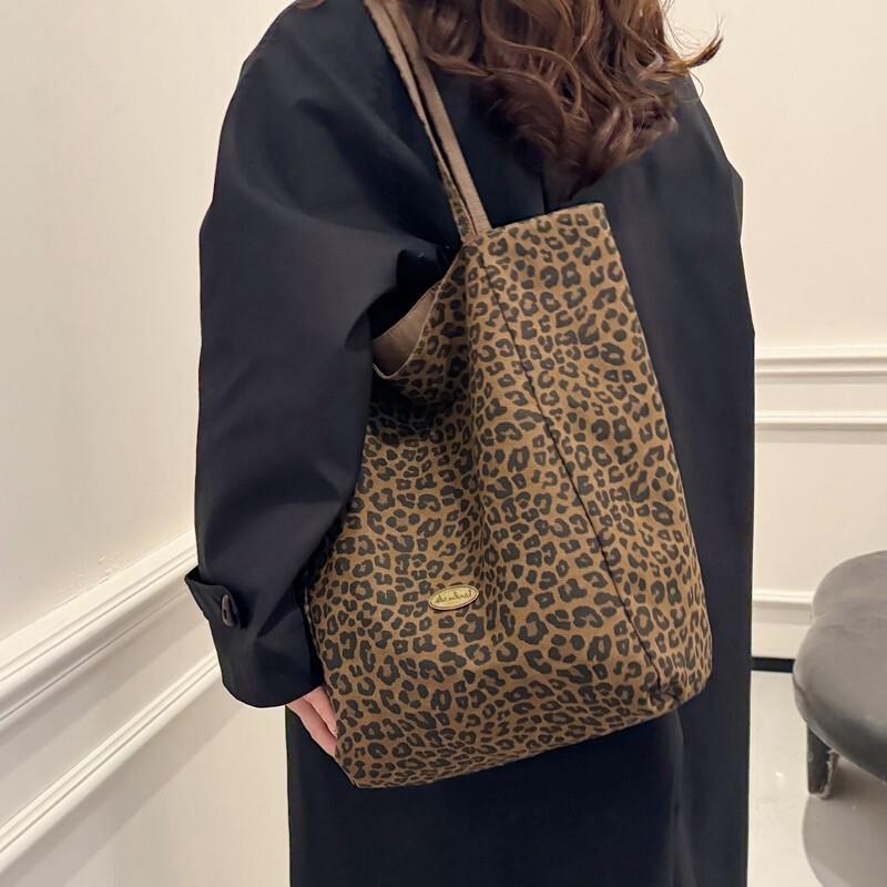 Leopard Print Canvas Bag for Women 2026 New Summer Fashion Trendy Tote Bag Casual Large Capacity Commuter Shoulder Bag