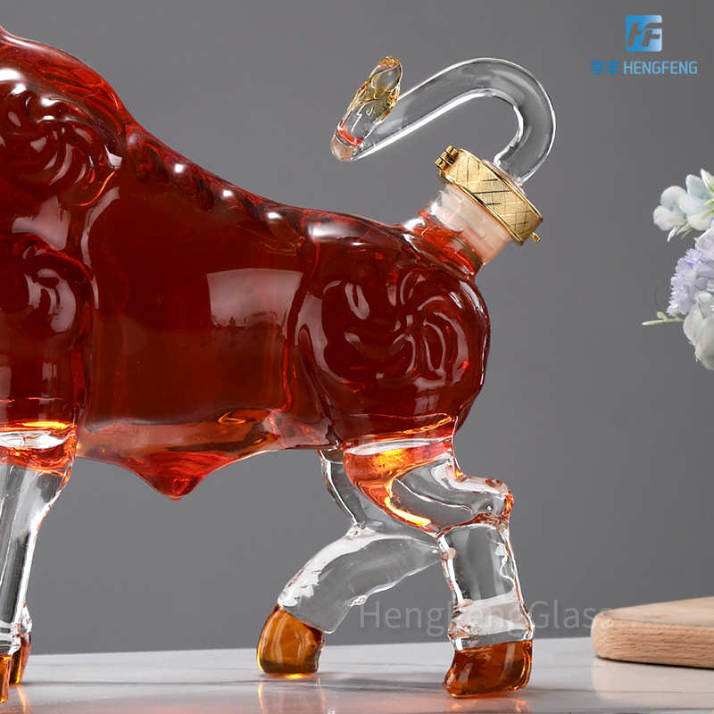 Bull-shaped craft-shaped wine bottle gift ornaments, head-up cow animal-shaped high borosilicate glass bubble wine bottle