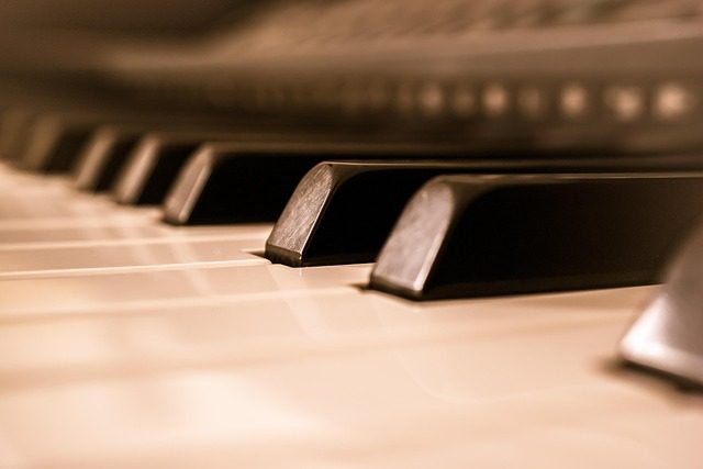 how to play a simple song on the piano