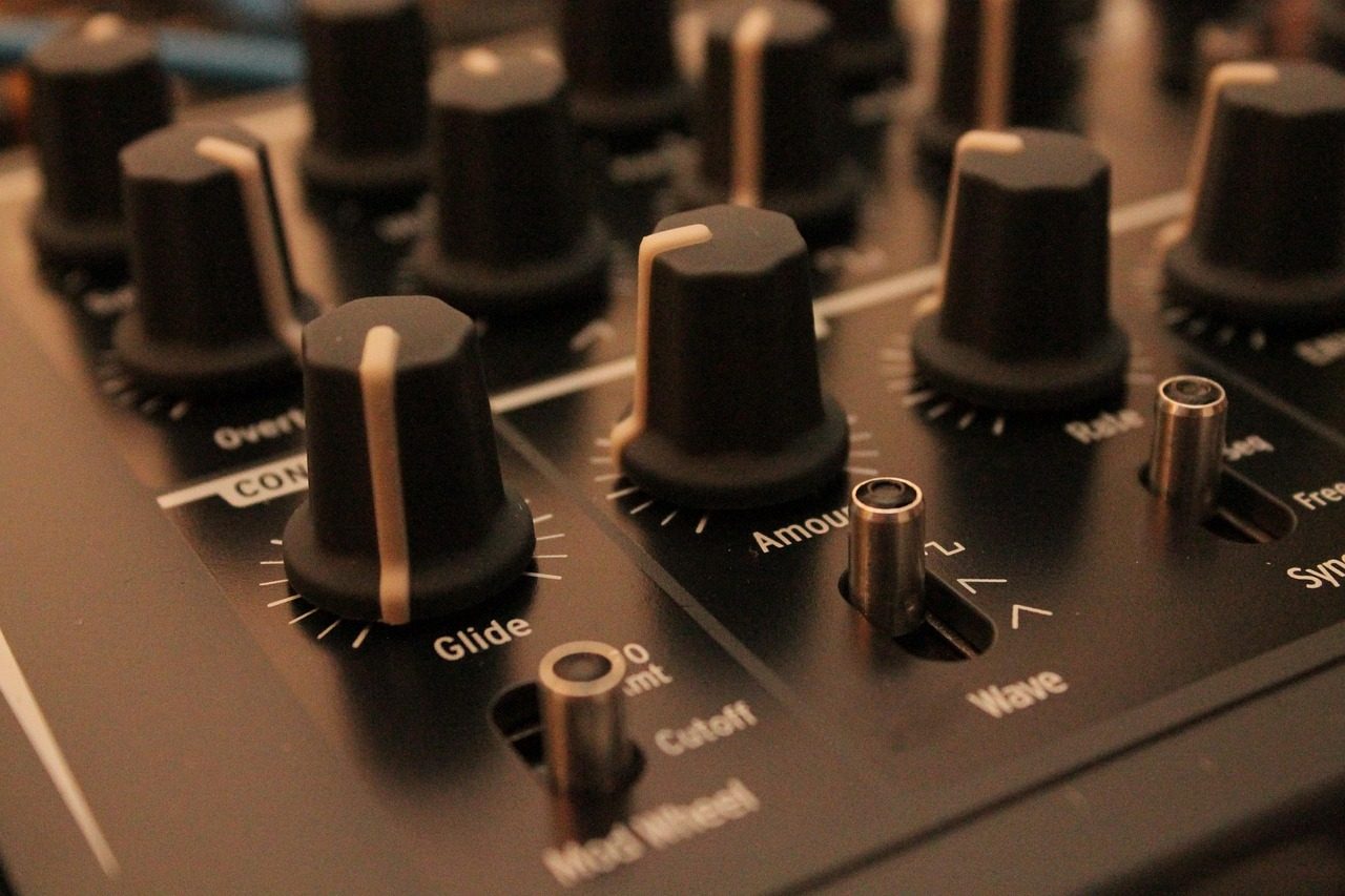 who invented the synthesizer