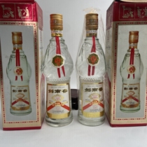 Sichuan Famous Wine) A pair of 1996 Huanggai Jiannanchun. The wine is full and good. The appearance is as shown. The price of two bottles is fidelity.