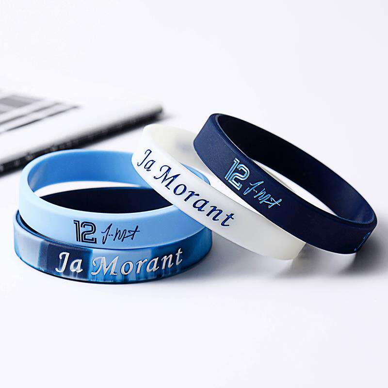 モラント、カリー、コービー、ジェームズなどのスター選手をモチーフにしたバスケットボール柄のシリコン製リストバンド。男子学生向けには、おしゃれな蓄光リストバンドもご用意。