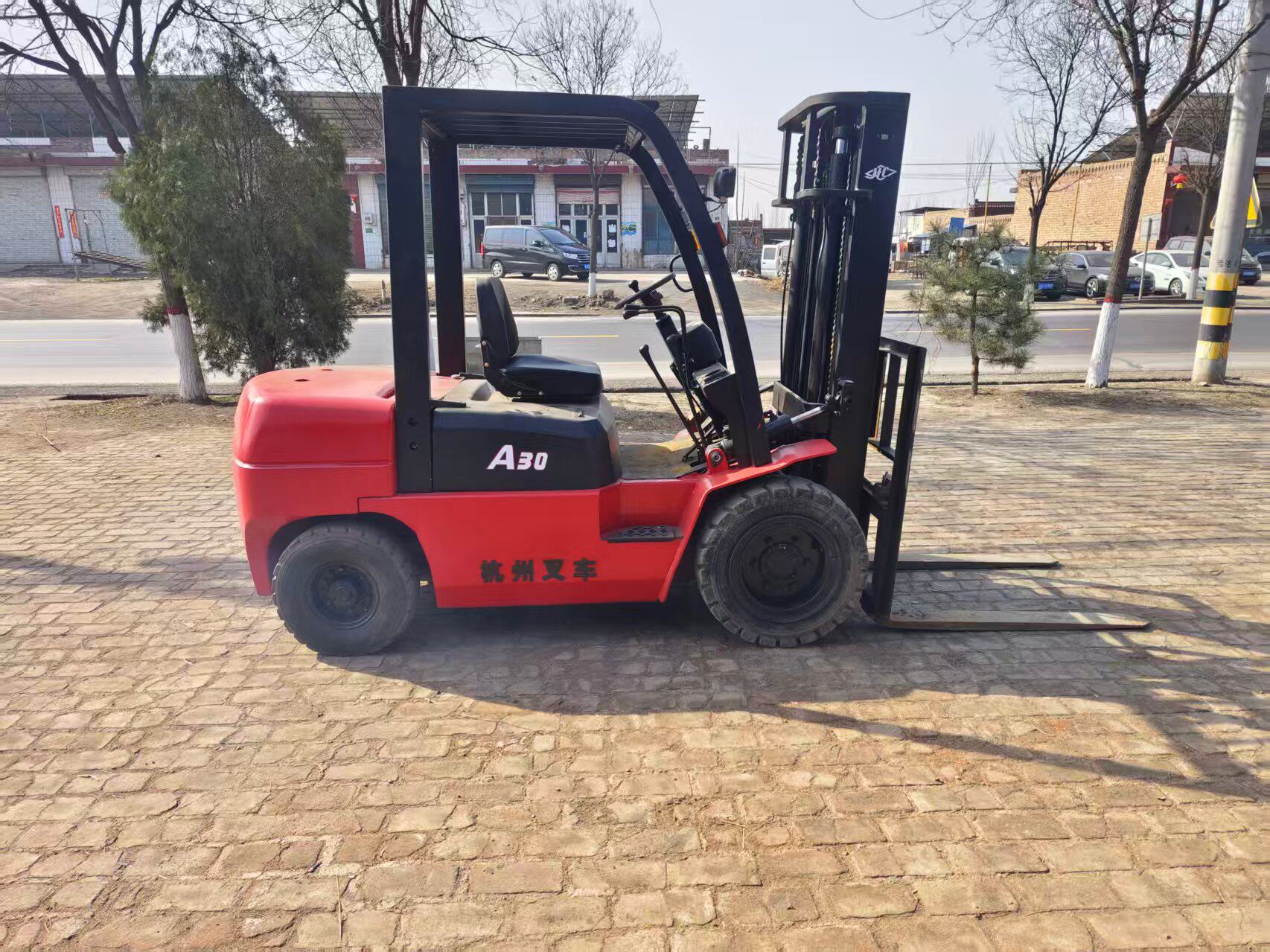 3月30日吕梁委托-资产处置杭州A30叉车一台,起升3米,发动机正常,功能正常网络拍卖公告