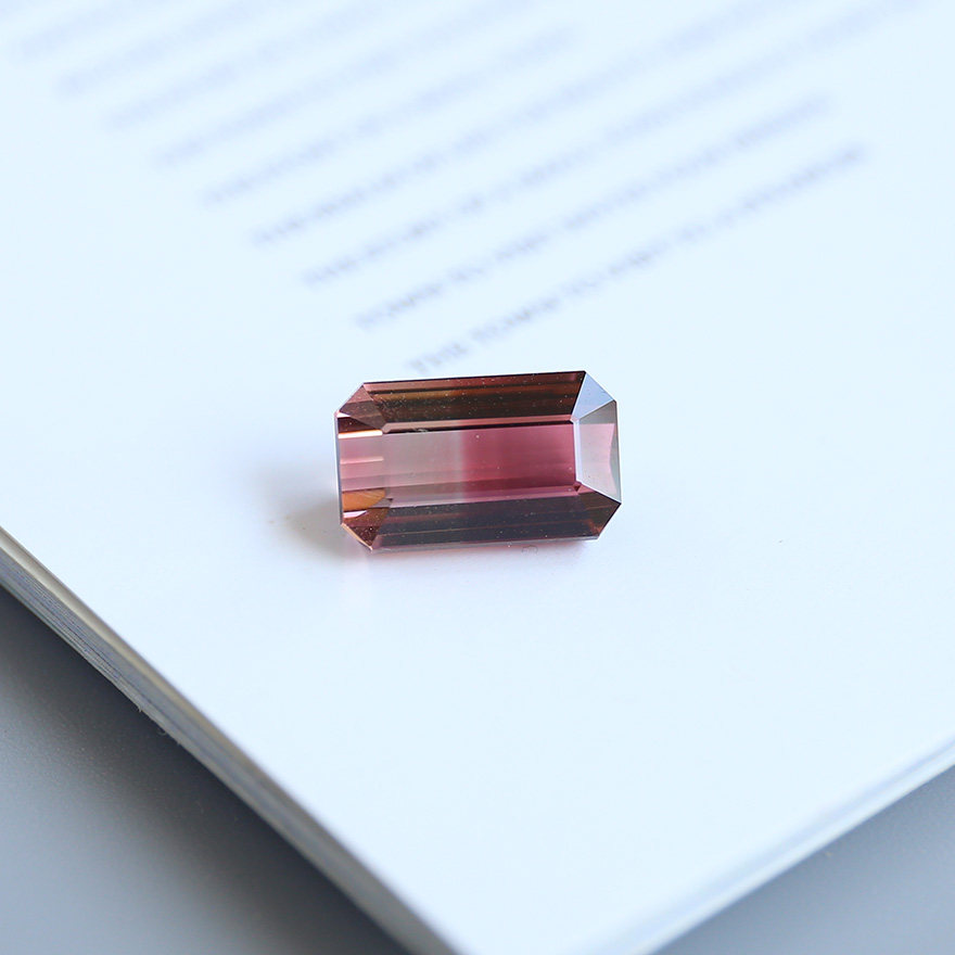 8 39 carat natural two-color red tourmaline loose stone full body without cracks and no damage can be inlaid women's ring pendant