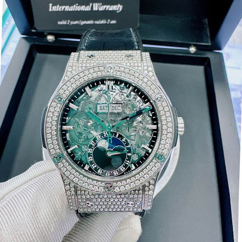 Direct Purchase Price: 98% New Hublot Men's Classic Fusion Series Fully Automatic Mechanical Titanium Watch with Diamond-Encrusted Back Direct Purchase Price: 98% New Hublot Men's Classic Fusion Series Fully Automatic Mechanical Titanium Watch with Diamond-Encrusted Back