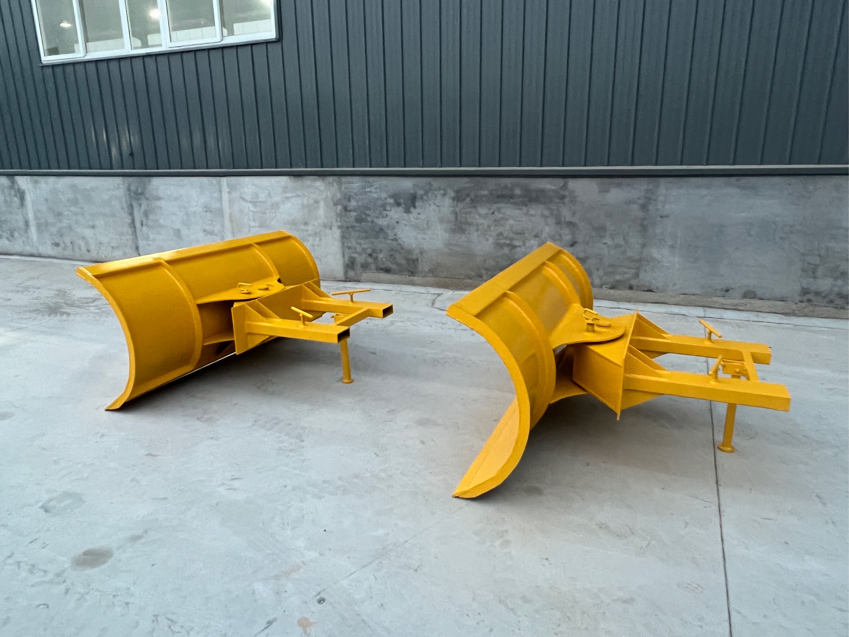 冬日变身:叉车推雪铲、简单完毕积雪!