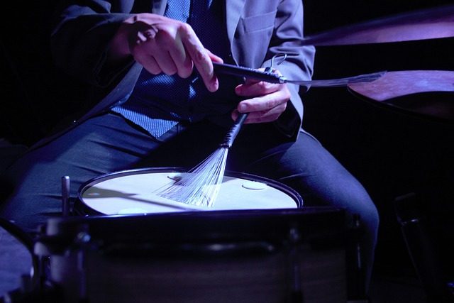how to hold drum sticks