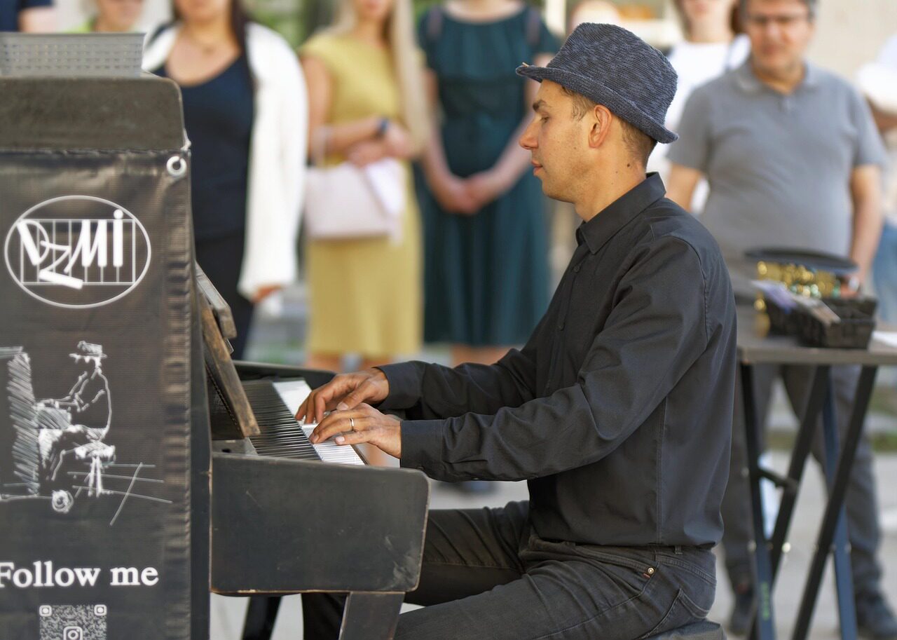 how many keys on a full size piano keyboard