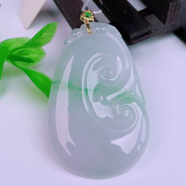 Burmese natural authentic jadeite 18k gold buckle ice floating green flower high-end boutique jewelry flash shot Ruyi Jade Pendant