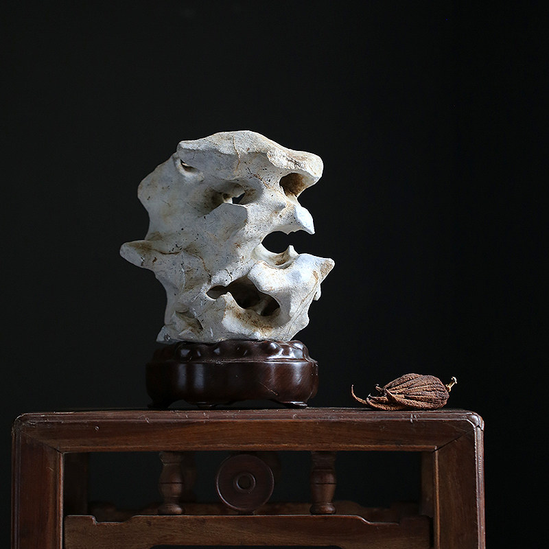 Quiet and late Qing for tea space book house case head Yashiite natural Taihu stone connoisseurywork black sandalwood base