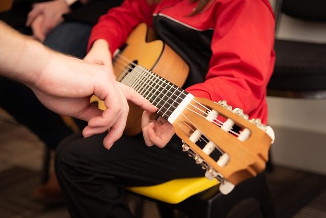 how to put guitar strap on guitar